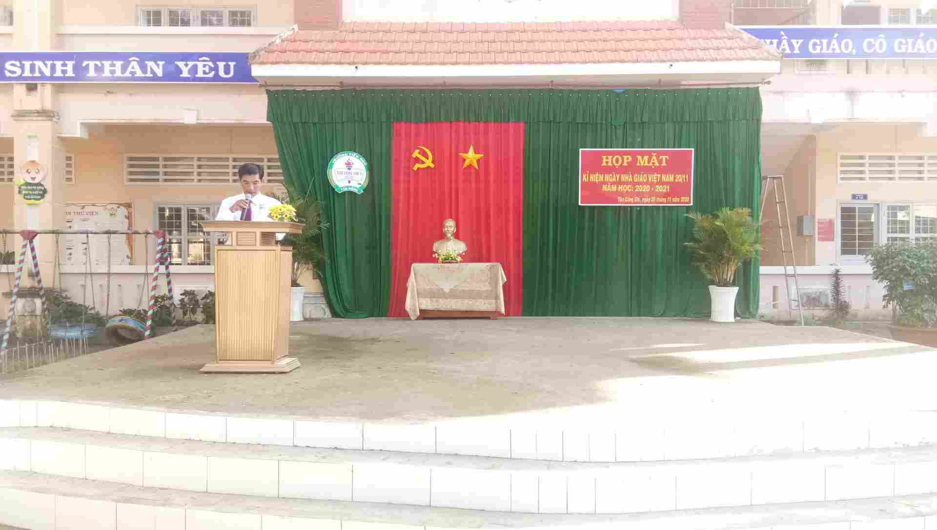 Thầy Đặng Văn Quang - Hiệu trưởng nhà trường, ôn lại kỷ niệm ngày nhà giáo Việt Nam 20-11