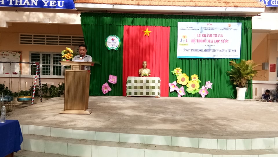 Ông Phạm Minh Hải - Đại diện chính quyền địa phương phát biểu cảm ơn và cam kết về công tác quản lý và bảo vệ hệ thống máy lọc nước