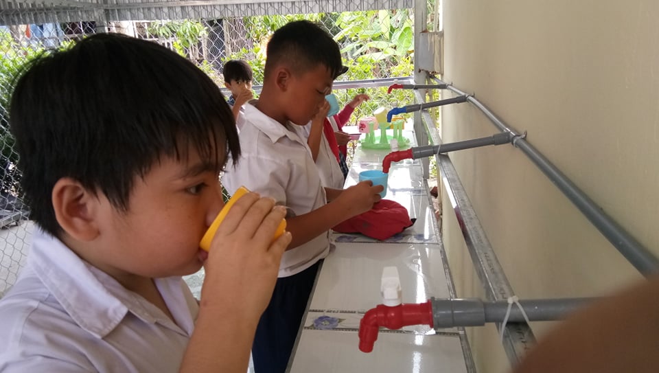 Học sinh dùng nước tại hệ thống máy lọc nước