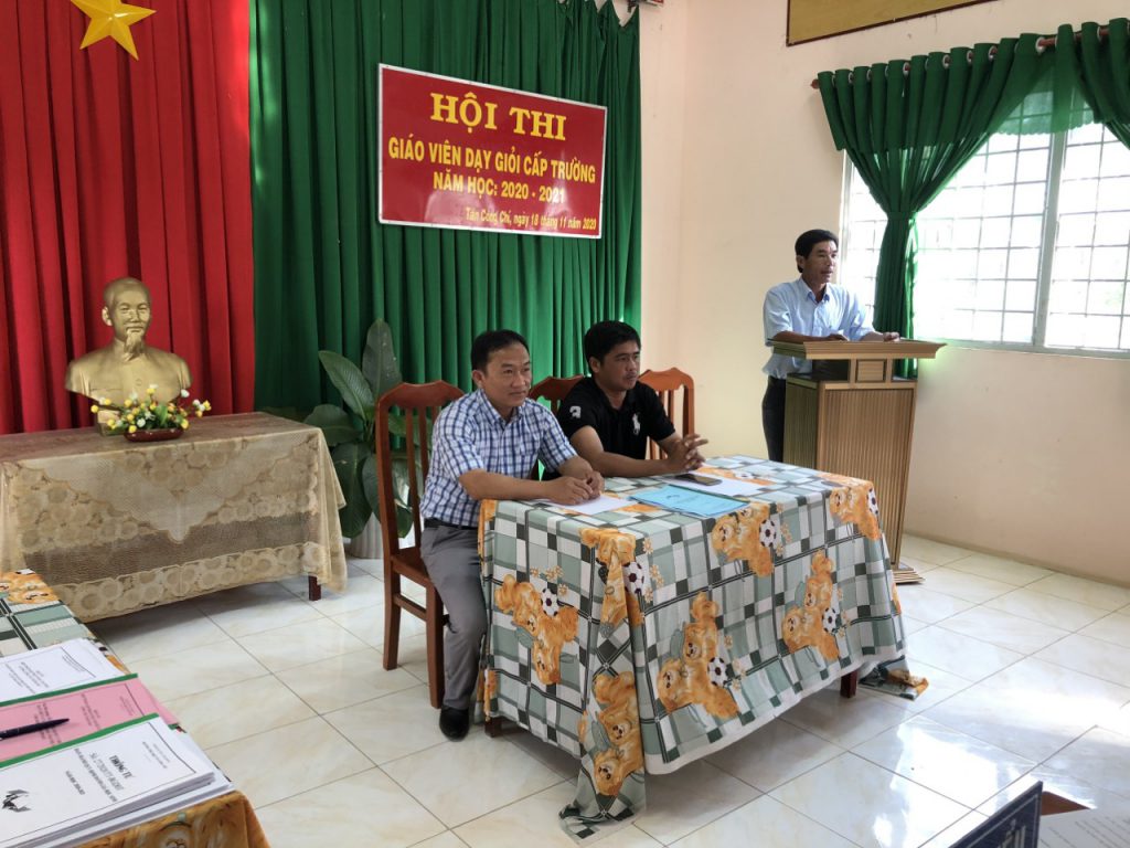 Đồng chí : Đặng Văn Quang Hiệu trưởng nhà trường phát biểu khai mạc Hội thi giáo viên dạy giỏi cấp trường.