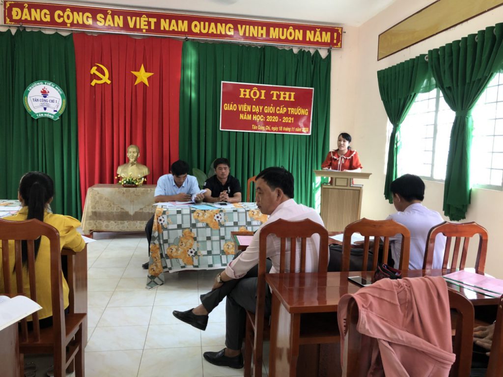 Đồng chí : Phạm Thị Châu đại diện thí sinh hứa hẹn trong hội thi.