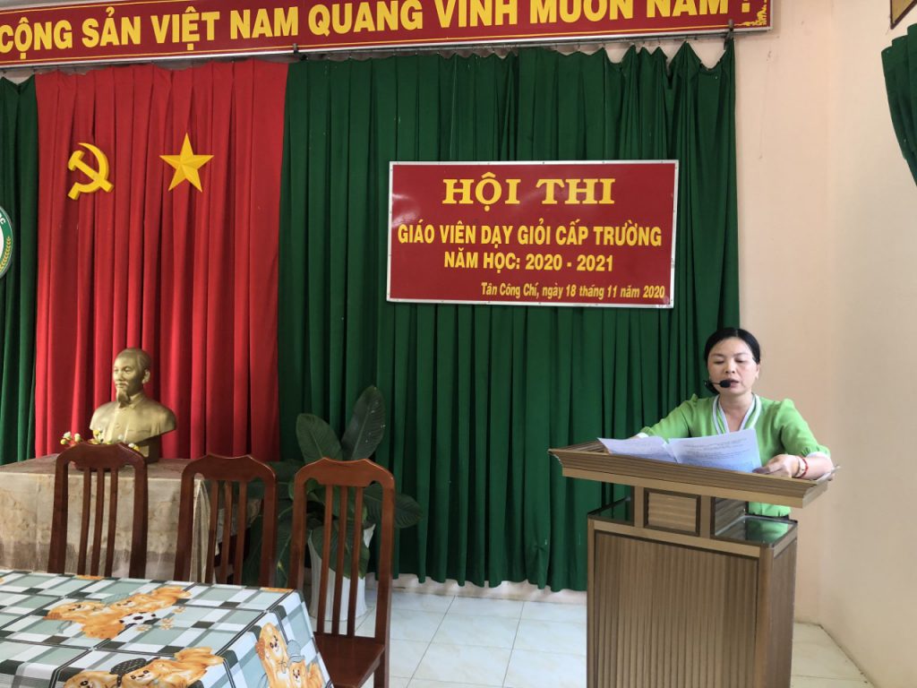 Đồng chí: Trịnh Thị Hà trình bày một số pháp “ Trang trí lớp học phù hợp ,khoa học”