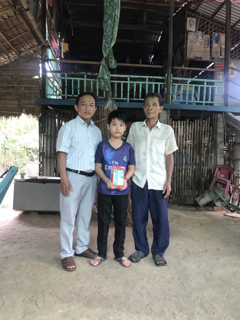 Thầy Đỗ Văn Ngọc phó Hiệu trưởng nhà trường đến nhà trao máy cho em: Phạm Minh Nhựt là học sinh lớp 5A ở Thống Nhất 2.