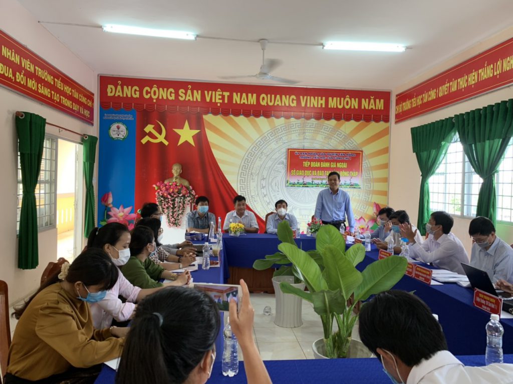 Ông Nguyễn Tấn Công - Trưởng Phòng  Giáo dục và Đào tạo huyện Tân Hồng phát biểu trong buổi tổng kết Đoàn kiểm tra