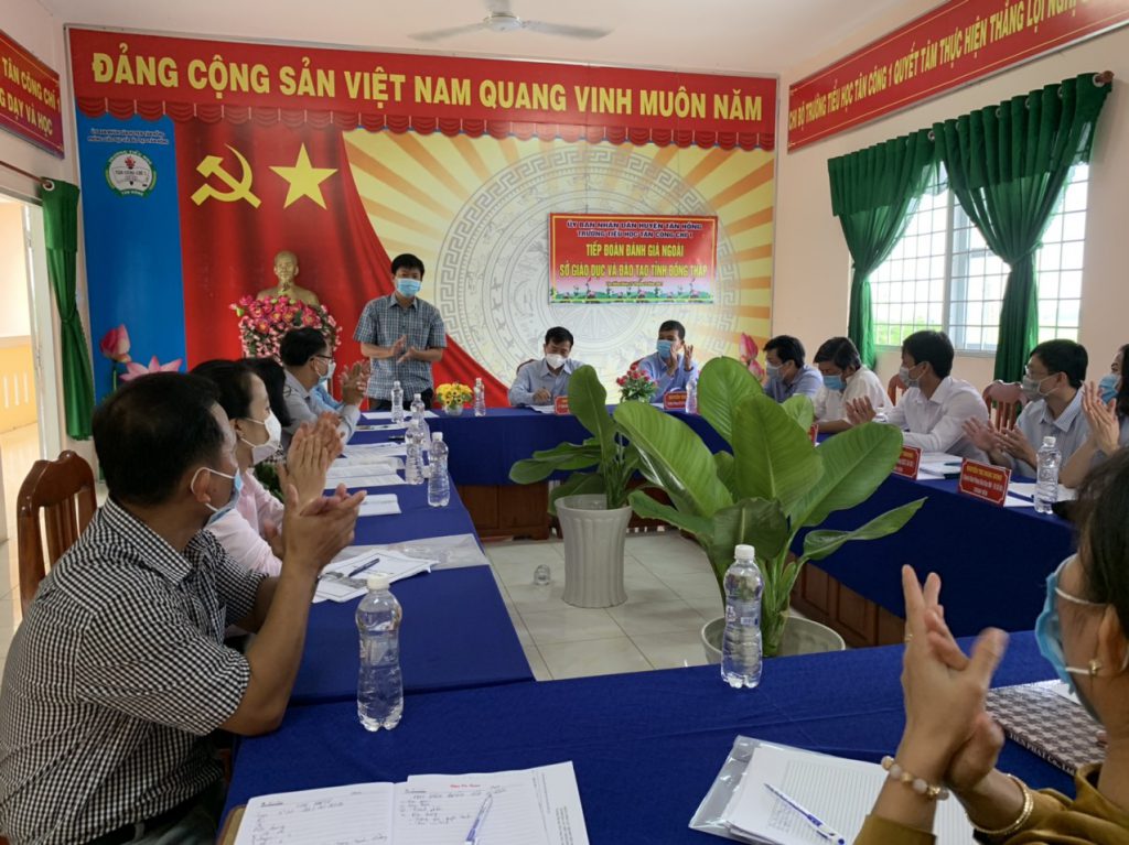 Ông Hồ Thanh Sang - Phó Bí thư Đảng ủy xã Tân Công Chí và ông  Phạm Minh Hải Phó Chủ tịch UBND xã Tân Công Chí .