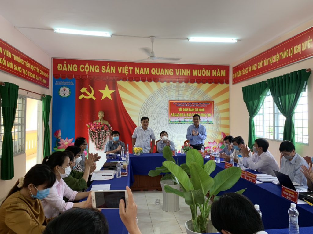 Bên trái Ông Phan Công Luận – Phó Chủ tịch UBND huyện Tân Hồng. Bên phải ông Nguyễn Tấn Công - Trưởng phòng GDĐT 