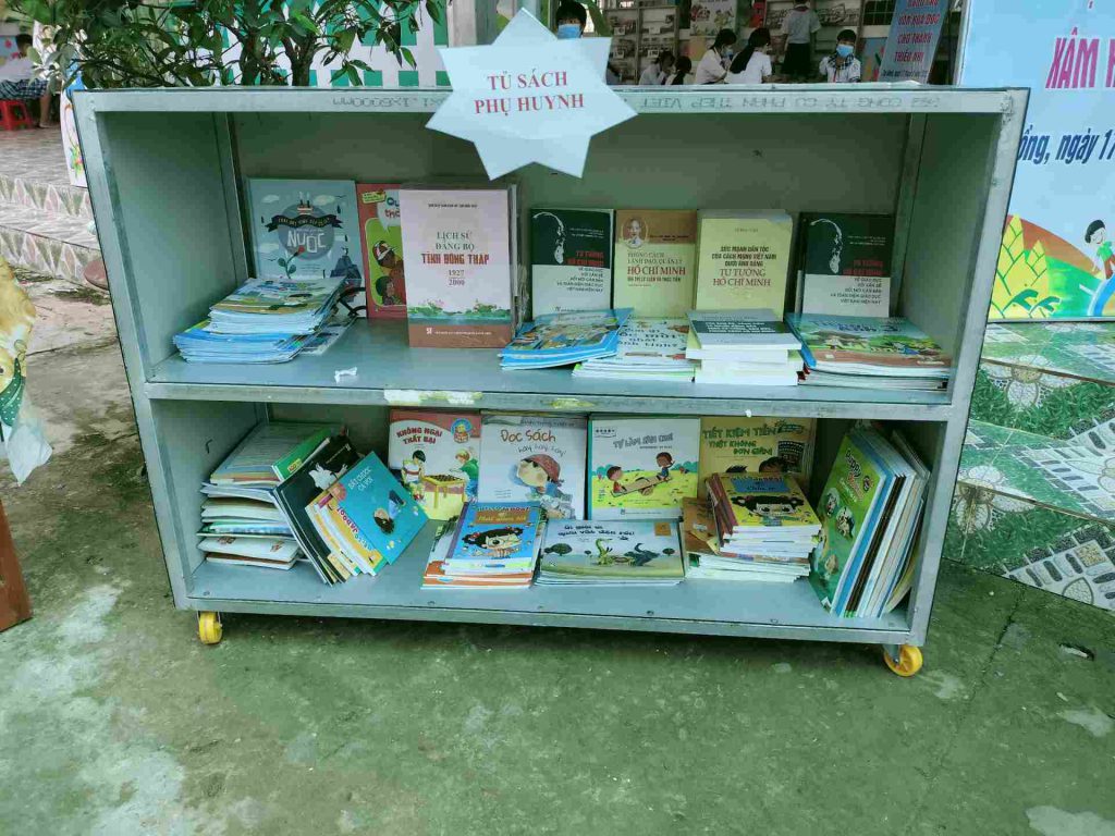 Phòng Giáo dục và Đào tạo Huyện Tân Hồng Tặng sách cho Tủ sách Phụ huynh của Trường.