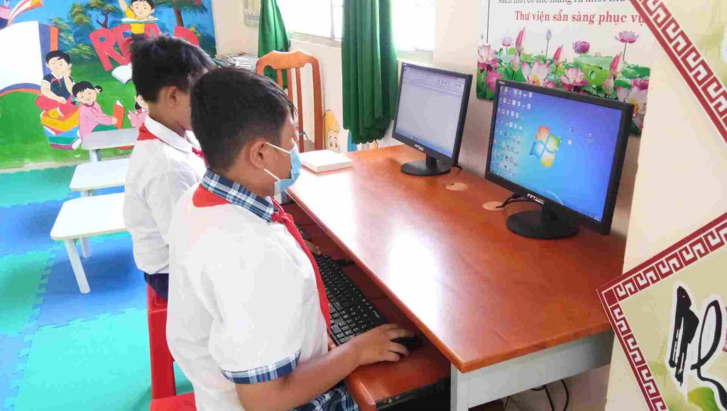học sinh truy cập thông tin trên máy tính
