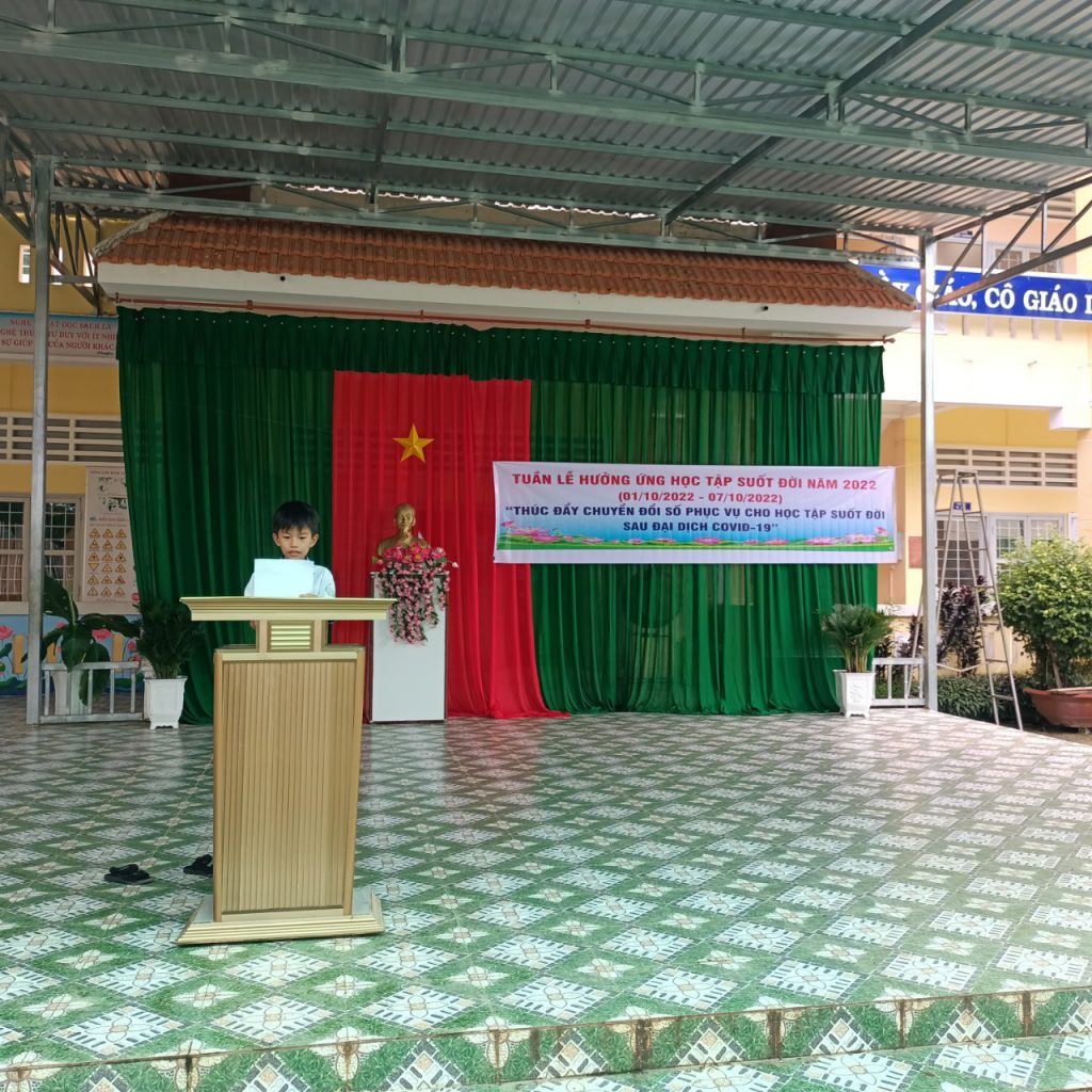 Em Nguyễn Hoàng Nam, học sinh lớp 5A đại diện cho hơn 300 học sinh phát biểu, hứa hẹn