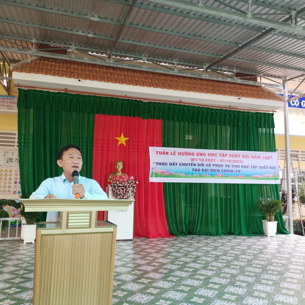 Thầy Đỗ Văn Ngọc, Phó hiệu trưởng nhà trường đọc diễn văn phát động
