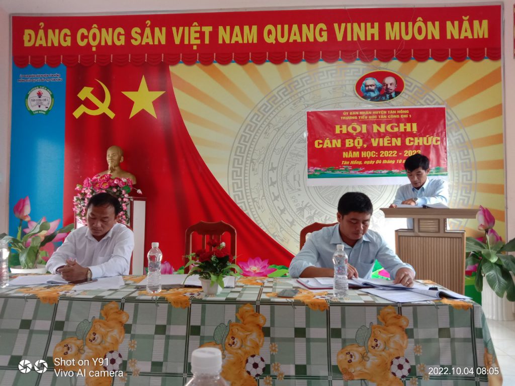 Đ/C : Đặng Văn Quang Hiệu trưởng  lên báo cáo kết quả năm học 2021 và phương hướng 2022-2023.