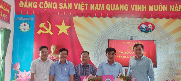 Lãnh đạo trao quyết định và hoa cho hai đồng chí: Quang và đồng chí Ngọc